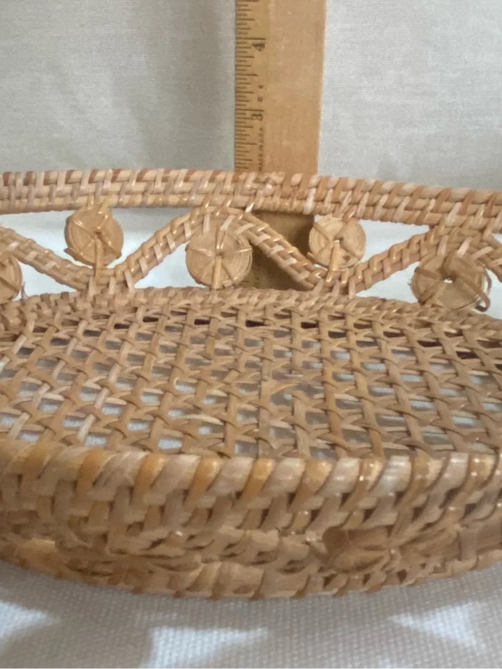 VTG Rattan Leaf Teardrop Hand Woven Shallow Whicker Basket w Handle 16”